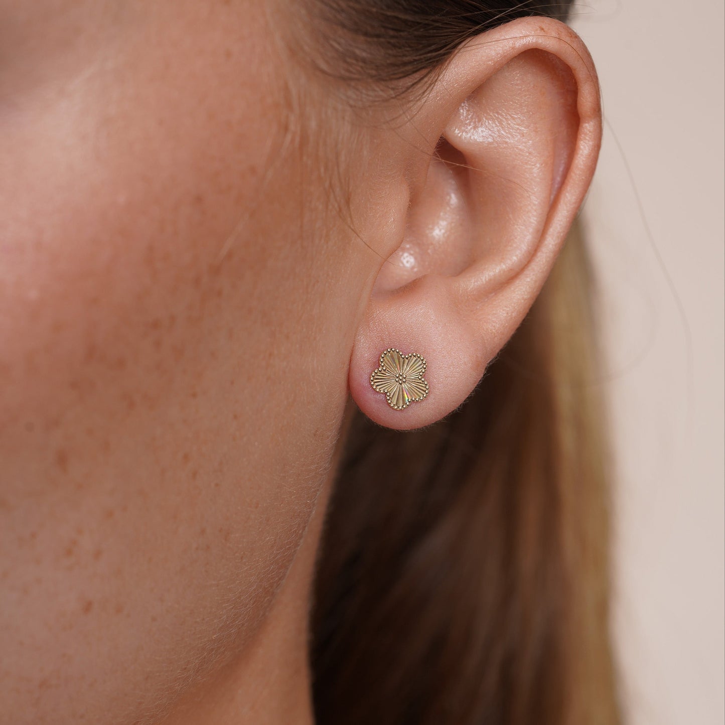 14KE0004. - 14 Karat Yellow Gold Diamond Cut Iridescent Flower Earrings