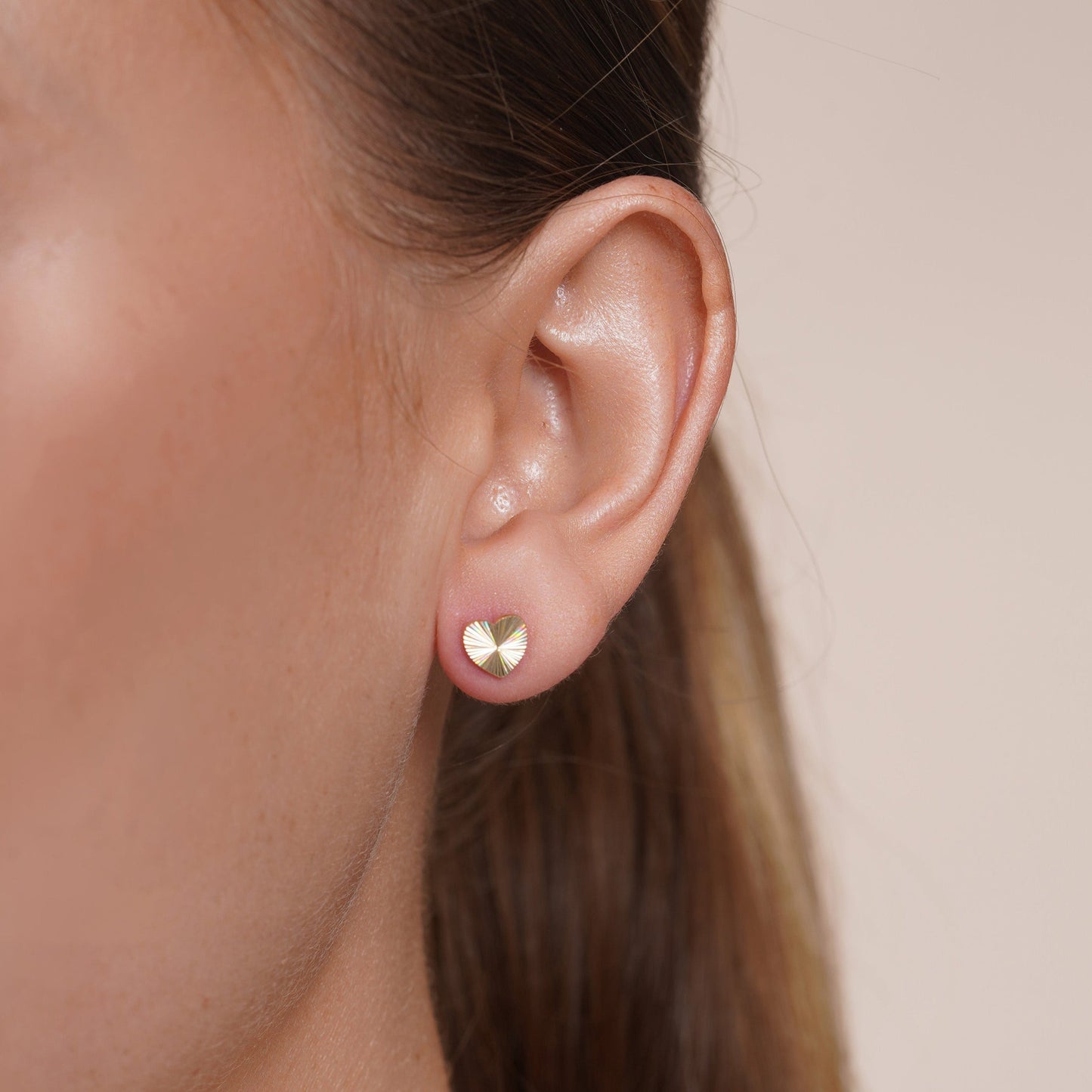 14KE0024. - 14 Karat Yellow Gold Diamond Cut Iridescent Heart Earrings